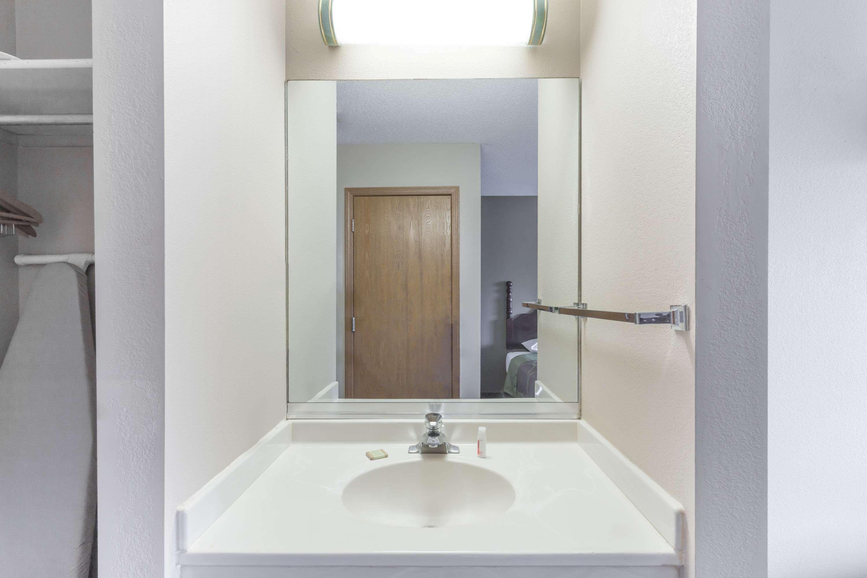 Super 8 By Wyndham Yorkville Buitenkant foto